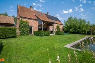 Op een uitstekende locatie te Vremde bevindt zich deze hoevewoning met 3, (mogelijks 4) slaapkamers en aangelegde tuin met prachtige zwemvijver op een perceel van 1379 m². U geniet hier van een groene omgeving, toch met een uitstekende bereikbaarheid richting diverse invalswegen en met winkels, eet-en drankgelegenheden, scholen en het openbaar vervoer op wandel- en fietsafstand in nabijheid.<br /><br />Benieuwd naar deze woning? Klik hier voor een eerste kennismaking met deze charmante woning.<br /><br />We betreden de woonst via de open inkomhal met vestiaire en apart gastentoilet. De ruime leefruimte, voorzien van een gezellige zithoek met houtkachel en een aparte eetplaats, geniet van een fantastische lichtinval door de vele raampartijen. Van hieruit heeft u rechtstreeks toegang tot het terras en kan u genieten van een prachtig zicht over de volledig aangelegde en omheinde tuin. De woonkamer loopt naadloos over in de recent vernieuwde keuken, dewelke is voorzien van de voornaamste, kwalitatieve toestellen. Aangrenzend aan de keuken bevindt zich een ruime berging met voorzieningen voor wasmachine en droogkast. Tot slot beschikt u op het gelijkvloers nog over een ruim bureel en een aparte kamer met bijkamer die naar wens ingericht kunnen worden en ook perfect dienst kunnen doen als een gelijkvloerse slaapkamer met en-suite dressing. De nachthal op de eerste verdieping geeft toegang tot de master bedroom met en-suite dressing en badkamer, uitgerust met een vrijstaand ligbad, een dubbele lavabo en een praktische inloopdouche. Via de nachthal bereikt u verder nog een apart toilet, een erg ruime polyvalente ruimte en twee slaapkamers met een gezamenlijke badkamer met douche en lavabo. In de sfeervolle tuin met zuidwest oriëntatie en verschillende terrassen kan u genieten van de zwemvijver. Een ideale plaats om in alle privacy met familie en vrienden te verpozen en te genieten van het mooie weer! Tot slot is deze woning voorzien van zonnepanelen, een thuisbatterij, voorziening voor een laadpaal, een conforme elektrische installatie en airco.<br /><br />Dit is een uitstekende opportuniteit als u op zoek bent naar een unieke hoevewoning boordevol karakter die u tal van mogelijkheden en een fantastische tuin aanbiedt op een uitstekende locatie in Vremde. Contacteer ons voor meer informatie op +32 479/47.09.61 of via info@boonstravastgoed.be<br /><br />Bijzonderheden:<br />- Gunstig EPC (158)<br />- Uitstekende locatie<br />- Prachtige tuin met fantastische zwemvijver<br /><br />
