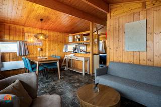 Op een uitstekende locatie in de nabijheid van Dinant bevindt zich dit vakantiehuis met 2 slaapkamers. U verblijft hier midden in de natuur, met diverse mogelijkheden voor ontspanning in de directe omgeving.<br /><br />Welkom in de Belgische Ardennen. Aan de oever van de Maas, op de zonnige zijde van een heuvel, ligt het sfeervolle vakantiepark Vallée Les Etoiles. Dit vormt een ideale uitvalsbasis om volledig tot rust te komen. U kunt er genieten van wandelingen en fietstochten door het groene landschap, of kiezen voor een uitdagende mountainbikeroute. Na een actieve dag kunt u ontspannen in dit comfortabele vakantiehuis. Vanaf de veranda heeft u een fraai uitzicht. Op het park zijn onder andere een verwarmd binnenzwembad, een speeltuin, een indoor speeltuin en animatie-voorzieningen aanwezig, die in het bijzonder aantrekkelijk zijn voor kinderen.<br /><br />Dit vrijstaande vakantiehuisje is geschikt voor maximaal 4 personen. De woonkamer is sfeervol ingericht en beschikt over een zithoek met haard en televisie, evenals een eethoek. De open keuken is volledig uitgerust met onder meer een filterkoffiezetapparaat, een koelkast met vriesvak, een combimagnetron, een vaatwasser en een waterkoker. Het chalet beschikt over 2 slaapkamers en een badkamer met douche, wastafel en toilet. Buiten bevindt zich een omheinde veranda met tuinmeubilair en er is parkeergelegenheid voor één auto in de nabijheid van de woning.<br /><br />Dit is een uitstekende opportuniteit als u op zoek bent naar een vakantiehuisje op een toplocatie nabij Dinant. Contacteer ons voor meer informatie op 0479/47.09.61 of neem een kijkje op www.boonstravastgoed.be .