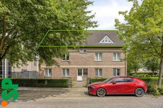 Unieke penthouse op toplocatie te Herentals.<br /><br />Indeling: Inkomhal met toegang tot de ruime woon- en eetkamer, die geniet van veel natuurlijke lichtinval, de keuken, een praktische berging/wasplaats, apart toilet, een badkamer en twee ruime slaapkamers. Vanuit de berging heeft u toegang tot het ruime terras van maar liefst +-56 m². Tot slot beschikt het appartement over een uitzonderlijk grote kelderberging en een garagebox met een staanplaats ervoor.<br /><br />Het appartement verkeert in uitstekende staat en is volledig instapklaar. De meubelen kunnen tevens ook overgenomen worden.<br />Gelegen te Herentals in een rustige woonwijk en een groene omgeving.<br /><br />EPC: C-label 203 kWh/m².<br /><br />Extra Troeven:<br />- Locatie<br />- Uitzonderlijk terras (+- 56 m²)<br />- Veel natuurlijk lichtinval<br />- 3e slaapkamer of een aparte dressing mogelijk<br />- ...<br /><br />Wenst u meer informatie of een bezoek? Contacteer IMMO SP op het nummer 014519500 of via caro@immosp.be