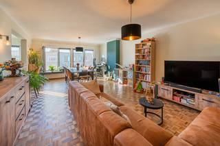 <p>Dit appartement is gelegen in een rustige en aangename wijk, nabij winkels, scholen, openbaar vervoer en belangrijke verbindingswegen. Ook het Fort met zijn gezellige zomerbar, de speeltuin en het kasteel bevinden zich op korte afstand.</p><p>Het appartement is gelegen op de tweede verdieping van een goed onderhouden gebouw met lift en beschikt over een zeer lichtrijke leefruimte met blokjesparket en een deels opengemaakte keuken. Verder zijn er twee slaapkamers, een badkamer met dubbel lavabomeubel en bad, een apart gastentoilet en een ruime, praktische berging. Het appartement is volledig voorzien van rolluiken en vliegenramen en beschikt daarnaast over een ruime kelderberging. Er is plaats voor zowel de wagen als fietsen in de gemeenschappelijke garage. Deze garageplaats is verplicht mee aan te kopen voor €10.000.</p><p>De gemeenschappelijke provisie bedraagt € 150 per maand en omvat onder andere de privatieve verwarming & water, werking en keuring lift, elektriciteit gemene delen, syndicus,... Daarnaast wordt er maandelijks € 110 gespaard voor het reservefonds.</p>