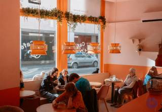<p><span>Informatie handelspand:</span></p><p><span>Voor ondernemers met een hart voor horeca, dieren en beleving biedt zich een unieke opportuniteit aan in het hart van Antwerpen. Het succesvolle en gekende Cat Café Antwerpen zoekt een nieuwe uitbater die het concept met evenveel passie verder wil uitbouwen. Gevestigd op een absolute toplocatie aan de Sint-Katelijnevest, vlakbij de Boerentoren en omringd door winkels, horeca en kantoren, heeft het Cat Café de voorbije jaren een sterke naam opgebouwd bij zowel Antwerpenaren als toeristen. Het concept combineert een gezellige horecabeleving met de unieke aanwezigheid van katten, wat zorgt voor een trouwe klantenbasis en een sterke online zichtbaarheid. De overname omvat niet alleen de volledige inrichting en inboedel, maar ook het volledige concept, de branding, de sociale media-kanalen, de website en het bestaande klantenbestand. Hierdoor kan een nieuwe uitbater onmiddellijk aan de slag met een herkenbaar merk en een reeds gevestigde werking. Het betreft een overname van de handelszaak en haar activa, zonder overname van de bestaande vennootschap. De handelsruimte beschikt over een lichtrijk gelijkvloers van circa 70 m², aangevuld met een ruime en droge kelderruimte van ongeveer 18 m² voor stockage. Achteraan bevinden zich twee afzonderlijke toiletten. Bent u op zoek naar een instapklaar horecaconcept met een uniek karakter, bewezen aantrekkingskracht en een uitstekende ligging? Dan is dit een zeldzame kans om een gevestigde zaak met sterke naamsbekendheid verder te zetten.</span></p><p><span>Indeling</span></p><ul><li><span>Hoekpand met een geklasseerde gevel en een gevelbreedte van ca. 19m!</span></li><li><span>Lichtrijke handelsruimte van ca. 70m² op een onderhoudsvriendelijke tegelvloer. </span></li><li><span>Achteraan 2 toiletten (m/v) voorzien van handenwasser.</span></li><li><span>Ruime en droge kelderruimte van ca. 18 m</span><span><sup>2</sup></span><span>, op niveau -1, momenteel gebruikt als stockageruimte.</span></li></ul><p><span> </span></p><ul><li><span>Mogelijke invullingen: horeca, winkel, kantoor, vrij beroep, etc.</span></li></ul><ul><li><span>EPC in aanvraag.</span></li><li><span>Elektrische keuring: conform.</span></li></ul><p><span> </span></p><p><span>Huur informatie:</span></p><ul><li><span>Huurprijs: 1.439,72 EUR/maand + 200 EUR/maand algemene kosten</span></li><li><span>Per direct beschikbaar!</span></li></ul><ul><li><span>Algemene kosten van 200 EUR/maand: provisie voor verbruik water en onroerende voorheffing.</span></li></ul><ul><li><span>Overnameprijs: 30.000 EUR: De overname omvat de volledige inboedel, het concept, branding, social media, website en klantenbestand. </span></li></ul><ul><li><span>De onroerende voorheffing is te betalen door de huurder. Niet geïndexeerd KI = 1794 EUR/jaar. Hiervoor wordt een provisie aangerekend in de algemene kosten.</span></li><li><span>Gas en elektriciteit individueel, water is gemeenschappelijk. Hiervoor wordt een provisie aangerekend in de algemene kosten.</span></li><li><span>Waarborg: 6 maanden. </span></li></ul><p><span> </span></p><p><span>Gebouw:</span></p><ul><li><span>Gebouw met een kelderverdieping, handelsgelijkvloers en 3 verdiepingen met 3 appartementen.</span></li><li><span>Geen lift aanwezig.</span></li><li><span>Aparte ingang voor het handelspand.</span></li></ul><p><span> </span></p><p><span>Ligging:</span></p><ul><li><span>Op toplocatie in het hartje van Antwerpen, omgeven door de Grote Markt, Boerentoren, Groenplaats en winkelstraat Meir.</span></li></ul><p><span> </span></p><p><span>*De informatie in deze prospect is ter informatieve titel: de kandidaat-huurders moeten hun eigen zaak maken van het verkrijgen, controleren en interpreteren van deze informatie.</span></p><p><span> </span></p>