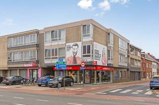 <strong>Appartement met 2 slaapkamers en garage te koop in Tessenderlo centrum</strong><br /><br />In het bruisende centrum van Tessenderlo vinden we dit leuke appartement. De centrale ligging biedt heel wat voordelen: winkels, supermarkten, scholen, horeca en openbaar vervoer bevinden zich op wandelafstand. De op- en afrit van de E313 bevindt zich op slechts enkele minuutjes rijden.<br /><br />Het appartement is gelegen op de tweede verdieping en is bereikbaar via de trap. Via de inkomhal komen we binnen in de lichtrijke leefruimte (26,32m²) voorzien van grote raampartijen. Aansluitend aan de leefruimte bevindt zich de keuken (10,95m²). De keuken is uitgerust met een kookvuur met dampkap en een oven.<br /><br />Via de inkomhal komen we binnen in de twee ruime slaapkamers (11,64m² en 13,32m²). Verder bevindt zich hier ook nog de badkamer en een apart gastentoilet. De badkamer werd ingericht met een grote inloopdouche en lavabo.<br /><br />De centrale verwarming gebeurt via radiatoren op aardgas (condenserende ketel). De ramen zijn voorzien van dubbele beglazing (aluminium profielen). De berekende energiescore bedraagt 324 kWh/(m²jaar) wat resulteert in een energielabel D.<br /><br />Spreekt dit leuke appartement jullie aan? Contacteer ons via info@bosmanvastgoed.be voor meer info of een bezoek ter plaatse. Wij helpen jullie graag verder!