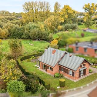 Graag bieden wij u deze charmante vrijstaande woning aan te Meerbeke, op 2KM van Roosdaal gelegen in een aangename en rustige straat te Meerbeke...