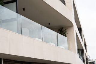 <p><span>Ruim NIEUWBOUW twee slaapkamer appartement op de 1ste VERDIEPING in het centrum van Schilde!</span></p><p><span>In een modern gebouw met lift bevindt zich dit appartement op de eerste verdieping, omvat inkomhal met ruimte voor een vestiairekast, gastentoilet, leefruimte met veel lichtinval en een groot schuifraam dat toegang geeft tot het mooi breed terras van 16m², open keuken met de nodige toestellen, aansluitend aan de keuken is er een ruime berging/wasplaats, twee slaapkamers waarvan de grootste slaapkamer met een ingerichte badkamer met lavabo meubel en douche en een tweede slaapkamer met een ensuite douchekamer.</span></p><p><span>De ondergrondse parking zorgt ervoor dat thuiskomen in alle comfort kan gebeuren, dit appartement is voorzien van 1 autostaanplaats en een privatieve berging, huurprijs + 125€. Alsook een gemeenschappelijke fietsenberging op het gelijkvloers.</span></p><h3><span>Afwerking: aluminium ramen, vliegenramen, hr+ beglazing, vloerverwarming, cv op gas, gebouwd volgens BEN-principes.</span></h3><h3><span>Centrale ligging, gelegen nabij het dorp, vlakbij winkels, openbaar vervoer, gemakkelijke bereikbaarheid, in de buurt van fiets- en wandelroutes om de natuur op te zoeken.</span></h3><h3><span>Dit appartement is volledig geschilderd en overal verlichting voorzien. Overname van gordijnen en lamellen in overleg.</span></h3><p><span>Gemeenschappelijke kosten gebouw: 125€/m.</span></p><p><span>U bent van harte welkom voor een bezoekje!</span></p><p><span> </span></p>
