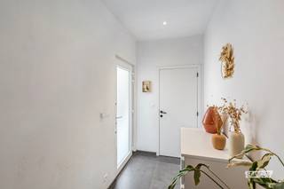 In Erpe-Mere bevindt zich deze volledig gerenoveerde halfopen bebouwing op een perceel van 530 m². De woning werd in 2022 volledig afgewerkt en combineert een hedendaagse uitstraling met een praktische gezinsindeling en alle moderne wooncomfort. Dankzij het gunstige EPC-label A is bovendien ook aan energiezuinig wonen gedacht. Op het gelijkvloers geeft de inkomhal met gastentoilet toegang tot de bijzonder ruime woon- en eetkamer. Een groot schuifraam zorgt voor veel natuurlijk licht en creëert een mooie verbinding met het terras en de tuin. Aansluitend bevindt zich de volledig uitgeruste open keuken. Via een tussenhal bereik je de ruime berging/wasplaats en een extra kamer die momenteel perfect kan worden gebruikt als slaapkamer, bureau of hobbyruimte. De aansluitende douchekamer maakt deze ruimte bijzonder veelzijdig en biedt bovendien de mogelijkheid om comfortabel gelijkvloers te slapen. Op de eerste verdieping bevinden zich de master bedroom, twee bijkomende slaapkamers en de badkamer. Hierdoor beschikt de woning in totaal over maar liefst vier mogelijke slaapkamers. Ook buiten werd gekozen voor comfort en onderhoudsgemak. De tuin werd verzorgd aangelegd en beschikt over een ruim terras waar het aangenaam vertoeven is. Daarnaast zijn er een afzonderlijke garage , een praktische zolder en een ruime oprit, waardoor er voldoende parkeergelegenheid op eigen terrein aanwezig is.<br /><br />Een bijzonder complete en energiezuinige gezinswoning waar je zonder renovatiewerken meteen kunt intrekken.<br /><br />Interesse? Vraag je bezoek aan via Immo Francois en ontdek deze instapklare woning in Erpe-Mere.<br /><br />