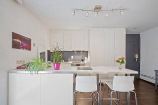 Welkom in Leuven! Op een uitstekende en centrale locatie, vlak bij het bruisende stadscentrum, bevindt zich deze charmante en lichtrijke gelijkvloerse studio van 30 m².<br /><br />Hier woont u op wandelafstand van alles wat Leuven te bieden heeft. Gezellige winkels, restaurants en cafés, openbaar vervoer en de verschillende campussen van de KU Leuven bevinden zich vlakbij. Een ideale ligging voor wie graag het stadsleven binnen handbereik heeft.<br /><br />De studio is praktisch en gezellig ingericht en beschikt over een inkomhal, een aangename leefruimte met open keuken en een badkamer. Dankzij de zuidelijke oriëntatie geniet de leefruimte doorheen de dag van een mooie natuurlijke lichtinval.<br /><br />De open keuken is voorzien van een koelkast, diepvriezer, oven en inductiekookplaat. Het keukeneiland met hoge stoelen vormt een gezellige plek om te ontbijten, te eten of te studeren en zorgt bovendien voor extra werkruimte.<br /><br />De praktische badkamer beschikt over een douche, wastafel en toilet.<br /><br />Een bijkomende troef in het gebouw is de gemeenschappelijke fietsenberging, een absolute meerwaarde in een fietsstad zoals Leuven.<br /><br />Deze studio is dan ook een mooie opportuniteit voor wie op zoek is naar een eerste woonst, een studentenverblijf of een interessante investering op een toplocatie.<br /><br />Benieuwd? Boek snel je bezoek ter plaatse via info@bvm-vastgoed.be of op 016 23 21 45.