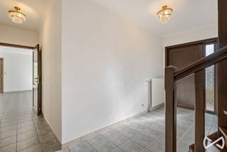 Op zoek naar een comfortabele en goed onderhouden woning in Oudenaarde? Deze aangename halfopen bebouwing combineert een praktische indeling met heel wat comfort en is bovendien voorzien van een aangelegde tuin.<br /><br />Bij het binnenkomen word je verwelkomd in een ruime inkomhal met aansluitend een bezoekerstoilet. De gezellige leefruimte biedt plaats voor een comfortabele zithoek en eetruimte en sluit aan op de apart ingerichte keuken, die praktisch is ingericht en voorzien is van de nodige toestellen.<br /><br />Een grote troef van deze woning is de slaapkamer op het gelijkvloers, die beschikt over een ingerichte badkamer. Daarnaast is er een aangename veranda, ideaal als extra leefruimte en met een fijne connectie naar de tuin.<br /><br />De aangelegde tuin biedt een aangename buitenruimte waar je in alle rust kan genieten.<br />Op de eerste verdieping bevindt zich een tweede slaapkamer, aangevuld met een ruime stockage-/hobbyruimte. Deze ruimte kan flexibel worden gebruikt, bijvoorbeeld als hobbykamer of extra bergruimte.<br /><br />Beschikbaar vanaf 16/09/2026. <br /><br />Voor meer informatie of een bezoek ter plaatse contacteer Kimberly op het nummer 055/59 50 10. <br /><br />
