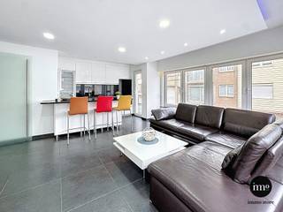 <p>Op zoek naar een instapklaar appartement aan de Belgische kust? Dan is dit prachtige appartement in een kleinschalige residentie aan de Molstraat 7 in Wenduine absoluut een bezoek waard.</p>
<p>Dit appartement werd in 2015 volledig gerenoveerd en combineert hedendaags wooncomfort met een uitstekende energiezuinigheid, resulterend in een gunstige EPC-score B. Dankzij de vele grote glaspartijen geniet u hier de hele dag door van een overvloed aan natuurlijk licht, wat zorgt voor een aangename en warme woonbeleving.</p>
<p>De indeling omvat een ruime leefruimte, twee volwaardige slaapkamers en maar liefst twee badkamers, ideaal voor gezinnen, tweedeverblijvers of wie graag gasten ontvangt.</p>
<p>De ligging is een absolute troef. Op wandelafstand bevindt u zich op het strand, de zeedijk, gezellige restaurants, winkels en de beroemde Spioenkop, vanwaar u een prachtig uitzicht heeft over de kustlijn. Dankzij de nabijheid van de kusttram bereikt u moeiteloos alle badplaatsen langs de Belgische kust.</p>
<p>Troeven:<br />• Volledig gerenoveerd in 2015<br />• EPC-score B<br />• 2 slaapkamers<br />• 2 badkamers<br />• Zeer lichtrijke leefruimte<br />• Kleinschalige mede-eigendom<br />• Op wandelafstand van zee, strand en winkels<br />• Ideaal als vaste woonst, tweede verblijf of investering</p>
<p>Interesse? Neem contact op met Immo Store via 02/203.03.03 of info@immo-store.be.</p>