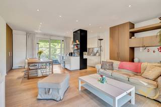 <p>Ideally located on the border of Woluwe Park and Val Duchesse Castle, on the 5th and last floor of a modern building, we are offering this magnificent 2-bedroom penthouse apartment of 123m² + 4 terraces. It offers: an entrance hall, a large living room with an open-plan kitchen and two terraces, a bedroom with an shower room and a terrace, a master suite with an ensuite bathroom, a dressing room and a terrace (potential for a third bedroom), two separate toilets and a utility room. Cellar. Double parking space: €45,000.00. PEB: C-. You’ll love its brightness, its location and its terraces! A must-see.</p>
