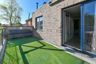 App 1eV is 89,37m2 en heeft volgende indeling: living 27m2, aparte keuken (8m2) met toest + overdekt balkon vooraan, wasplaats (4m2), badkamer...