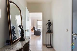 <p>Ontdek dit instapklare en uitstekend gelegen appartement in Ronse, op wandelafstand van het centrum, winkels en scholen. Deze instapklare woning combineert comfort, ruimte en licht op een aantrekkelijke locatie.<br /><br />Het appartement beschikt over twee volwaardige slaapkamers, waarvan één met toegang tot een gezellig terras. De keuken sluit naadloos aan op een praktische berging. De ruime en lichtrijke leefruimte vormt het hart van de woning en geeft uit op een tweede terras, ideaal om te genieten van rust en buitenlucht.<br /><br />Verder is er een nette badkamer en een apart toilet voor extra comfort. Dankzij de aanwezigheid van een bijkomende berging geniet u bovendien van voldoende opbergruimte.<br /><br />Dit appartement is een uitstekende opportuniteit, zowel als investering als voor starters die op zoek zijn naar een kwalitatieve en goed gelegen thuisbasis.<br /><br />Interesse?<br />Neem gerust contact op 0468 15 14 41 of mail naar laura.r@cornelis-goeman.be.</p>