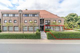 In de Zeelaan te Koksijde vinden we ruim appartement (164 m²) met zongericht terras (15 m²) en grote tuin (170 m²) te koop. Het appartement is zeer rustig gelegen doch op wandelafstand van het centrum. Het appartement bevat maar liefst 5 slaapkamers en een inbegrepen kelder van 23 m². Mogelijkheid tot het aankopen van een garagebox in hetzelfde gebouw. Het appartement is mits bestemmingswijziging ook ideaal om een kantoor of praktijk in op te richten. Zoek je immo in Koksijde? Lees dan zeker verder.INDELING:> Gelijkvloerse verdieping:- inkomhal met vestiaireruimte;- ruime living (45 m²) met aanpalend zuid-west gerichte terras van 15 m²; - keuken voorzien van dubbele spoelbak, keramische kookplaat, dampkap, oven, koelkast en vaatwasmachine;- berging met aansluiting voor wasmachine;- 5 slaapkamers met diverse groottes;- badkamer met douche-bad en dubbele lavabo met wasmeubel;- apart toilet.Bij het appartement is tevens een ruime tuin van 170 m² aanwezig.Langs de Middenlaan heeft het appartement een praktische privé-ingang.Het appartement is mits bestemmingswijziging ook ideaal om een kantoor of praktijk in op te richten.> Kelderverdieping:- kelder van 23 m² inbegrepen;- mogelijkheid tot het aankopen van een garagebox;- gemeenschappelijke fietsenberging.ALGEMEEN:- gunstig EPC C (292 kWh/(m² jaar))- conforme elektrische keuring- centrale verwarming op gas, condenserende ketelAarzel zeker niet contact op te nemen met ons kantoor Dewaele Koksijde: 058 330 600.