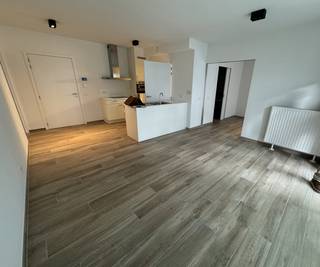 Immo Pické biedt U deze zeer recente serviceflat aan gelegen in het centrum van Halle en bijgevolg in de onmiddellijke omgeving van scholen,...