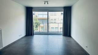 Residentie Het Park is een mooi project in een privé domein van 1.650 m2, omringd door veel groen en toch in het centrum van Deerlijk.<br />Er is een vlotte verbinding naar de invalswegen en alle voorzieningen zijn in de directe omgeving. Een uniek project waar rust en klasse voorop staan.<br /><br />Appartement 01.05 heeft een oppervlakte van 78,50 m2 en beschikt over volgende indeling: inkomhal met toilet, leefruimte met open ingerichte keuken (met inductiefornuis, combi oven, koelkast met vriesvak en vaatwasmachine), berging bij keuken, terras aan de voorkant van 11,5m2, 1 slaapkamer en badkamer (met inloopdouche, wc en lavabo).<br /><br />Daarenboven werd het appartement volledig geschilderd en zijn er gordijnen en verlichting aanwezig.<br /><br />In de huurprijs zit tevens een autostaanplaats in open lucht begrepen. <br /><br />De provisie voor de gemeenschappelijke kosten bedraagt 50 EUR per maand.<br /><br /><br /><br /><br /> 