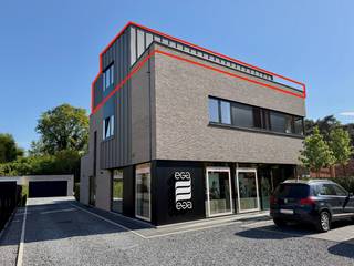 Genk, Weg naar As 194 bus 21: Luxueus en energieneutraal nieuwbouwappartement met 1 slaapkamer en 2 grote terrassen !<br /><br />Op zoek naar een instapklaar en energiezuinig appartement met hoogwaardige afwerking?<br />Dit prachtig nieuwbouwappartement combineert modern comfort, luxe materialen en een topligging en is geschikt voor een koppel of een alleenstaande.<br /><br /><u>Indeling &amp; comfort</u><br />Het appartement bevindt zich op de tweede verdieping en beschikt over:
<ul>
	<li>Ruime en lichtrijke leefruimte met open keuken (volledig uitgerust met kwalitatieve inbouwtoestellen: Bora inductiekookplaat met ingebouwde afzuiging, Siemens oven, combi-oven, vaatwasser en grote koelkast met vriesvak)</li>
	<li>Slaapkamer met ingebouwde kasten</li>
	<li>Badkamer met dubbele wastafel, badkamermeubel en ruime inloopdouche</li>
	<li>Aparte toiletruimte met inbouwkast en indirecte verlichting</li>
	<li>Berging/technische ruimte met geothermische warmtepomp, ventilatiesysteem en aansluiting voor wasmachine en droogkast</li>
	<li>Inkomhal en nachthal voorzien van inbouwkasten/vestiaire</li>
	<li>2 ruime terrassen (voorzien van stopcontacten en regenwaterkraantje)</li>
	<li>Grote privatieve kelderberging</li>
	<li>Autostaanplaats in afgesloten garage</li>
</ul>
<u>Extra troeven</u>

<ul>
	<li>Elektrische buitenscreens aan de zuidzijde</li>
	<li>Keramisch parket</li>
	<li>Design inbouwspots en railverlichting</li>
	<li>Luxueuze gordijnen en rolgordijnen</li>
	<li>Vliegenramen</li>
	<li>Ruime lift </li>
	<li>Videofoon</li>
	<li>Energieneutraal: EPC A+, E-peil = -14 (-27kWh/m<sup>2</sup> jaar)</li>
	<li>Verwarming via geothermische warmtepomp (vloerverwarming in koude periodes en vloerkoeling in warme periodes)</li>
	<li>Zonne-energie via eigen zonnepanelen en omvormer (8 x 435Wp = 3480 Wp)</li>
	<li>Regenwaterrecuperatie: toilet, regenwaterkraantje op terras en in de berging (voor eventueel aansluiting wasmachine)</li>
	<li>Mogelijkheid tot huren van een extra autostaanplaats (€65/maand)</li>
</ul>
<u>Ligging</u>

<ul>
	<li>Uitstekende locatie</li>
	<li>Vlakbij scholen en winkels</li>
	<li>Bushalte op wandelafstand</li>
	<li>Vlotte verbinding naar het centrum/autostrade/verbindingswegen</li>
</ul>
<u>Samengevat</u><br />Dit appartement is de perfecte keuze voor wie op zoek is naar een luxueus, energiezuinig en onderhoudsvriendelijk appartement met alle moderne comfort.<br /><br />📞 Interesse? Contacteer Jurimex voor een bezoek op 089/308.700 of via info@jurimex.be!