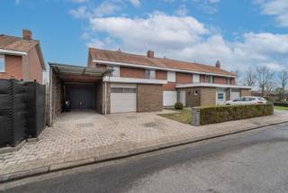 Op zoek naar een gezinswoning met vier volwaardige slaapkamers, 2 garages en tuin in Deerlijk? Op fietsafstand van het centrum van Deerlijk en op uitstekende verbinding met invalswagen vinden we deze verbazend ruime gezinswoning terug. <br /><br />EPC LABEL C= ENERGIEZUINIG en ASBESTVEILIG! <br /><br />Indeling als volgt:<br />Deze woning bestaat uit een inkomhal met gastentoilet, ruime leefruimte voorzien van palletkachel, keuken met alle nodige toestellen ( gasfornuis, oven, microgolf, ingebouwde koelkast,...), bijkeuken en dubbele garage voor het parkeren van de wagen. <br /><br />Op de bovenverdieping bevinden zich 4 slaapkamers. Alsook is er een badkamer met douche, lavabo & toilet. <br /><br />Aangenaam vertoeven kan in de onderhoudsvriendelijke tuin! Wist je dat de woning ook beschikt over drie private parkeerplaatsen op eigen terrein alsook een zolder als extra bergruimte?<br /><br />Instelprijs van de woning: 295.000,00 EURO. <br /><br />EPC: 279 Kwh/m²jaar <br />UC: 20260118-0003778130-RES-1<br /><br />REF: RVP/26012/K