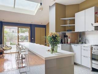 <p>Karaktervol herenhuis, uitstekend gelegen op wandelafstand van het centrum van Vilvoorde, openbaar vervoer en het station, met een vlotte verbinding naar de E19 en nabij het Hansenspark.</p>
<p>De woning omvat een inkomhal met apart gastentoilet, een aangename leefruimte met karaktervolle houten parketvloer en een ruime en lichtrijke open leefkeuken met grote eettafel, praktische bureauhoek en voldoende opbergruimte. Aansluitend bevindt zich de droge kelder, opgedeeld in verschillende compartimenten (berging, technische ruimte en sfeerhoekje). Via de keuken heeft u toegang tot de gezellige stadstuin.</p>
<p>Op de eerste verdieping bevinden zich een slaapkamer met inbouwkasten en de badkamer met douche, ligbad, lavabomeubel en toilet. De tweede verdieping omvat nog twee volwaardige slaapkamers. Het dak werd in 2025 volledig vernieuwd en geïsoleerd en voorzien van nieuwe Velux-ramen. Elke slaapkamer beschikt over airconditioning en ook de leefkeuken is voorzien van airco.</p>
<p>Extra troeven:</p>
<ul>
<li>Energiezuinig (EPC-B)</li>
<li>Condensatieketel Viessmann</li>
<li>Volledig vernieuwd en geïsoleerd dak</li>
<li>Nieuwe Velux-ramen</li>
<li>Airco in slaapkamers en keuken (2024)</li>
<li>Gezellige stadstuin</li>
<li>Karaktervolle parketvloer</li>
<li>Praktische kelder</li>
<li>Centrale ligging nabij centrum en station</li>
<li>Vlotte verbinding naar de E19</li>
</ul>
<p>Deze woning is te koop ZONDER makelaar via het concept van Smart Houses! Wenst u verdere inlichtingen of een bezoek? Contacteer rechtstreeks de eigenaar via +32494188250</p>