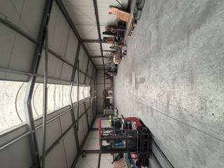 <p>Deze praktische en goed toegankelijke loods van <strong>370 m²</strong> biedt tal van mogelijkheden voor opslag, ambachtelijke activiteiten of professioneel gebruik. De loods is uitgerust met een <strong>hoge poort</strong>, wat ideaal is voor vrachtwagens, bestelwagens of grotere machines. Daarnaast is er een <strong>toilet</strong> aanwezig voor extra comfort.</p><p><br /></p><p>Aansluitend bevindt zich een <strong>bijgebouw van 70 m²</strong>, ingedeeld in <strong>twee aparte ruimtes</strong>. Dit bijgebouw is perfect te gebruiken als kantoorruimte, atelier of ondersteunende werkplek. Verder is het voorzien van een <strong>keukentje</strong> en een <strong>apart toilet</strong>, wat het geheel zeer functioneel maakt.</p><p>Een veelzijdig pand dat ruimte, comfort en flexibiliteit combineert, geschikt voor diverse professionele doeleinden.</p><p><br /></p><p>De huurprijs is exclusief BTW en onroerende voorheffing. </p><p><br /></p><p><span>Neem vandaag nog contact op met je ERA-makelaar voor een bezoek.</span></p><p><span>JOUW DROOMWERKPLAATS. ZO GEVONDEN!</span></p>