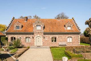 <p>In een rustige en groene omgeving bevindt zich deze veelzijdige villa, ideaal voor grote gezinnen, cohousing, kangoeroewonen of zelfstandigen die wonen en werken willen combineren. De woning biedt tal van mogelijkheden dankzij haar flexibele indeling en is perfect geschikt voor een praktijk of bijberoep aan huis.<br /><br />De hoofdwoning beschikt over een ruime inkomhal met apart toilet, een lichtrijke woonkamer met houtcassette, keuken met berging, veranda, bureau of multifunctionele ruimte, groot terras en een zeer ruime garage. Op de eerste verdieping bevinden zich twee volwaardige slaapkamers, een badkamer met bad en douche en een grote dressing. Daarnaast zijn er twee praktische kelders.<br /><br />Naast de hoofdwoning bevindt zich een afzonderlijke wooneenheid met keuken, badkamer en twee slaapkamers, wat extra opportuniteiten biedt voor kangoeroewonen, cohousing, verhuur of een zelfstandige activiteit.<br /><br />De prachtig aangelegde tuin zorgt voor rust en privacy en maakt het geheel compleet. Een unieke opportuniteit voor wie op zoek is naar ruimte, flexibiliteit en een groene woonomgeving.<br /><br />Meer info of plan je bezoek: wim@immobeguin.be<br />Te koop via Immo Beguin, uw vastgoedexpert sinds 2009, met kantoren in Ronse, Waregem, Kortrijk, Deinze, Doornik en Lessen.</p>