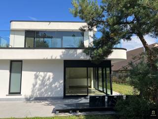 Recent gebouwde, energiezuinige villa, gelegen op een perceel van 732 m², in een rustige en centraal gelegen villawijk te Knokke-Heist. Indeling: ruime inkomhal met vestiaire en gastentoilet. 2 ruime slaapkamers met aansluitende douchekamer, bureau en ingemaakte kasten. Master bedroom met eigen dressing en badkamer (ligbad, douche, toilet en dubbele lavabo). Alle slaapkamers hebben zicht en toegang tot de zuidwest georiënteerde tuin en terrassen. Praktische wasruimte. Kelder. 1ste verdieping: Lichtrijke open woon- en eetkamer met gashaard. Open moderne keuken voorzien van alle apparatuur (Miele toestellen). Beiden ruimtes bieden toegang tot de zonnige terrassen. Aparte bureauruimte. Toilet. Parkeerplaatsen voor de woning. Deze woning werd afgewerkt met kwalitatieve en duurzame materialen: zonnepanelen, zonnewering, alarm, warmtepomp, waterverzachter, ....