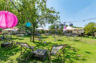 Voor meer informatie of een bezoek, bel Anne De Block via 0471380036 of via anne@ocvastgoed.beDit feeëriek handelspand met aansluitende woonst...