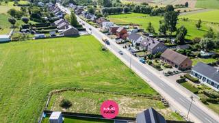 Een eigen nieuwbouwwoning bouwen en tegelijk genieten van een groene omgeving? Dit perceel van 517 m² aan de Riemsterweg in Martenslinde biedt hiervoor een interessante basis.<br /><br />Het perceel is bestemd voor halfopen bebouwing en beschikt aan de achterzijde over een open zicht op de omliggende velden. Dankzij de ligging zijn Bilzen, Genk, Riemst, Maastricht en de E313 vlot bereikbaar.<br /><br />De bouwmogelijkheden omvatten onder meer:<br /><br />Gelijkvloerse bouwdiepte tot maximaal 17 m<br /><br />Bouwdiepte op de verdieping tot maximaal 12 m<br /><br />Maximaal 2 volwaardige bouwlagen<br /><br />Keuze tussen een hellend of plat dak<br /><br />Mogelijkheid tot het voorzien van een carport binnen de voorziene zone<br /><br />Afmetingen van het perceel:<br /><br />Straatzijde: ca. 10,3 m<br /><br />Achterzijde: ca. 10,3 m<br /><br />Linkerzijde: ca. 50 m<br /><br />Rechterzijde: ca. 50 m<br /><br />Ook een vrijstaand bijgebouw behoort volgens de verkavelingsvoorschriften tot de mogelijkheden. Per perceel kan een tuinberging, poolhouse of terrasoverkapping worden opgericht met een maximale oppervlakte van 10% van de achtertuin. Voor halfopen bebouwing komt dit neer op ongeveer 22 m², afhankelijk van de uiteindelijke inrichting van de achtertuin.<br /><br />Achteraan bevindt zich een grachtzone die onbebouwd moet blijven.<br /><br />De hoofdbestemming van het perceel is wonen. Als nevenactiviteit zijn vrije beroepen, kantoorruimte en diensten toegestaan, met uitzondering van horeca en handel.<br /><br />Op zoek naar een praktisch bouwperceel met de vrijheid van nieuwbouw en een aangenaam uitzicht over de velden aan de achterzijde? Neem contact op via 089 390 990 of info@immofair.be!