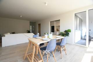 Dit instapklare appartement is gesitueerd op de derde verdieping van residentie Sybille, gelegen in het bruisende Deinze. Het appartement geniet...