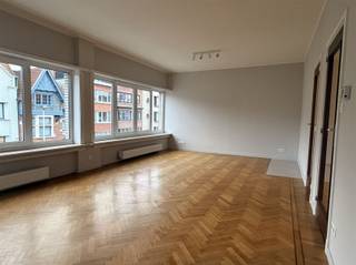 Op een uitstekende locatie te Berchem, vinden we dit ruim en gerenoveerd 2-slpk appartement.Openbaar vervoer, winkels en heel wat groenvoorzieningen...