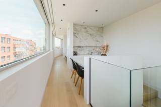 Entrez dans ce penthouse en duplex (151 m²) par l'entrée privée du 1er étage. L'ensemble du 2e étage est à aire ouverte : salon avec une...