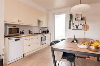 <p><span>2600 BERCHEM | KARAKTERVOL INSTAPKLAAR APPARTEMENT MET TWEE SLAAPKAMERS EN TERRAS IN OUD-BERCHEM |</span></p><p><span> </span></p><p><span>Dit appartement is gelegen op de 3de verdieping van een stijlvol gebouw met Art Deco elementen.</span></p><p><span> </span></p><p><span>Indeling als volgt: inkomhal met dressing - badkamer met inloopdouche, toilet en wastafel - open geïnstalleerde keuken met eethoek en toegang tot klein terras - lichtrijke woonkamer met kleine berging - master bedroom (17,5m²) - doorlopende slaapkamer (8m²) - 2 Kelders (3m²).</span></p><p><span> </span></p><p><span>Ontdek dit knappe appartement in het hart van Oud-Berchem met een uitstekende bereikbaarheid, koffiebars, restaurants, winkels en scholen. De gemeenschappelijke kosten bedragen ongeveer 160 euro per maand (voor blokpolis, minuterie, sparen, afbetaling nieuwe isolatie gevels,...).</span></p><p><span> </span></p><p><span>Het EPC vóór de gevelwerken heeft een C-score. De werken zijn afgerond en het nieuwe EPC is in aanvraag!</span></p><p><span> </span></p><p><span>Extra troeven:</span></p><p><span>* NIEUWE ramen sinds oktober 2025</span></p><p><span>* </span><span>alle gevels net geïsoleerd sinds oktober 2025 (nieuw EPC in aanvraag)</span></p><p><span>* elektriciteit conform</span></p><p><span>* aparte meters gas/elektriciteit/water</span></p><p><span>* asbestveilig</span></p><p><span>* 2 private kelderbergings</span></p><p><span>* gemeenschappelijke fietsenberging</span></p>