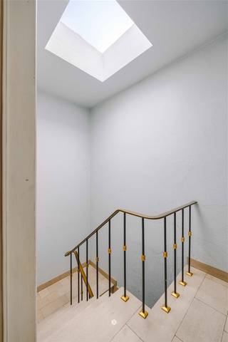 Sint-Niklaas - Looking for a small yield property in the city center? This building consisting of two apartments, a double garage and a deep garden...