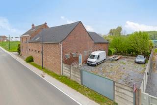 Ontdek deze verrassend ruime woning met een loods van ca. 300 m², ideaal gelegen nabij de invalswegen en toch in alle rust. De woning verwelkomt...