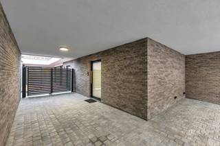 <p>Pour plus d’informations ou une visite, appelez le 054 69 39 37 - Situés dans un emplacement de premier choix à Geraardsbergen, ces 3 appartements neufs entièrement finis offrent un cadre de vie idéal. Les écoles, commerces, transports en commun et le centre de Geraardsbergen se trouvent à distance de marche.</p><p>L’appartement au rez-de-chaussée comprend un hall d’entrée, un séjour lumineux avec cuisine ouverte (entièrement équipée), un espace de rangement pratique, des toilettes séparées, une salle de bain (avec douche à l’italienne) et une chambre spacieuse.<br />L’appartement dispose également d’une très grande terrasse intérieure avec un accès direct depuis le séjour, ce qui permet de créer des espaces de vie et de repas particulièrement lumineux.</p><p>Les plans de construction ou toute information complémentaire peuvent être obtenus à notre bureau.</p><p>Les appartements sont entièrement finis et prêts à emménager – Chauffage par le sol – Panneaux solaires – Emplacement de premier choix !</p><p><em>Le prix mentionné dans l’annonce est hors TVA et frais.<br />Possibilité d’achat avec TVA à 6 % !</em></p>