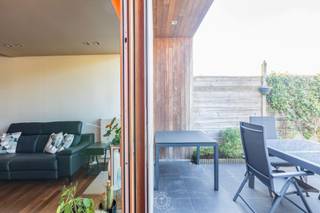 Ontdek deze instapklare en <strong>volledig gerenoveerde woning</strong> waar in 2011 werkelijk alles werd aangepakt: van de riolering tot het dak. Hier woon je zorgeloos met <strong>het comfort van een moderne woning gecombineerd met een uitstekende ligging</strong> vlak bij de gegeerde Baenslandwijk. Dankzij de ideale situering tussen het stadscentrum en belangrijke invalswegen geniet je van een vlotte bereikbaarheid én een aangename woonomgeving.<br /><br />Bij het betreden van de woning kom je in de inkomhal, die toegang biedt tot een praktische <strong>berging/wasplaats</strong> aan de straatzijde. Verder is er een apart gastentoilet en een gang naar achteren, uitgerust met een wand aan<strong> ingemaakte kasten</strong>: perfect voor extra opbergruimte.<br />In het midden van de woning bevindt zich de <strong>stijlvolle badkamer</strong>, voorzien van een dubbel lavabomeubel, toilet en een moderne inloopdouche. De leefruimte vormt samen met de open keuken en eetplaats een gezellig en lichtrijk open geheel. De <strong>gashaard</strong> zorgt voor extra sfeer en warmte, terwijl het grote schuifraam directe toegang biedt tot de tuin – ideaal om binnen en buiten naadloos met elkaar te verbinden.<br /><br />Op de eerste verdieping zijn er <strong>twee slaapkamers</strong>, waarvan één ingericht is als doorloopkamer naar de <strong>zolderverdieping</strong>. Deze kan perfect dienst doen als derde slaapkamer of als hobbyruimte of opbergzolder. <br /><br />Kortom, een volledig vernieuwde woning op een toplocatie, ideaal voor wie comfortabel en centraal wil wonen.<br />Interesse? Bel 0476 21 35 46 of mail naar laurens@claves.be .