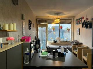 In het centrum van Antwerpen met scholen en het openbaar vervoer op een steenworp verwijderd vind je deze studio terug. Ondanks de...