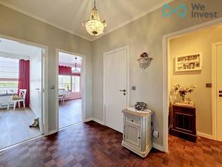 Dit appartement met twee slaapkamers bevindt zich op de vijfde verdieping en geniet van een prachtig, wijds uitzicht tot in Antwerpen. Gelegen in het hart van Wilrijk, combineert deze woonst een centrale ligging met alle nodige voorzieningen binnen handbereik: winkels, openbaar vervoer, scholen en belangrijke invalswegen bevinden zich in de onmiddellijke nabijheid. Bovendien ligt cultureel centrum De Kern vlak naast de deur.<br /><br />Bij het betreden van het appartement komt u in een ruime inkomhal met ingemaakte kast. De lichtrijke leefruimte geeft toegang tot een eerste ruim terras, waar u optimaal kan genieten van het uitzicht. Aan de achterzijde bevinden zich twee volwaardige slaapkamers, beide met toegang tot een tweede terras.<br /><br />De badkamer en keuken, met handige bijkeuken, zijn eenvoudig ingericht, maar bieden een uitstekende opportuniteit om naar eigen smaak te moderniseren en het appartement een persoonlijke toets te geven. Ondanks dit potentieel is het appartement perfect instapklaar.<br /><br />Extra troeven zijn de conforme elektriciteit, een private garagebox in de ondergrondse parking en een dubbele kelderberging, wat zorgt voor bijkomende opbergruimte.<br /><br />Kortom, een interessante opportuniteit voor wie op zoek is naar een goed gelegen appartement met ruimte, buitenruimte en mogelijkheden tot verdere afwerking naar eigen wens.