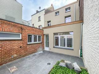 Een volledig gerenoveerde, energiezuinige en zeer ruime woning (314m²) met o.a. 4 slaapkamers, 2 douchekamers,3 bureau’s/praktijkruimtes. Elektrische...