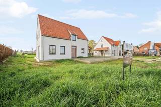 Deze charmante nieuwbouwvilla op lot 2 aan de Diksmuidesteenweg in Hooglede is volledig opgebouwd en wordt nu verder door Dumobil voor jou afgewerkt! Plan je bezoek in met onze bouwadviseur, want deze gloednieuwe woning is op korte termijn instapklaar! Hier krijg je de mogelijkheid om de charme van een landelijke bouwstijl te combineren met het comfort van de nieuwste technieken. Het perceel van 590 m² is toegankelijk via een inrit met een dreef. De woning combineert charme met modern comfort en is voorzien van een houten charmante carport, een aparte berging en wasplaats. Er is een zithoek voorzien die overloopt in de eetruimte en open keuken met keukeneiland die uitkijkt op de tuin. Er is een apart toilet voorzien op het gelijkvloers en de 1ste verdieping. De zonovergoten tuin is ideaal zuidelijk georiënteerd. Op de eerste verdieping vind je drie ruime slaapkamers, waarvan één met dressing en verder via de vaste trap een lichtrijke perfect geïsoleerde zolder perfect voor hobbyruimte/speelkamer. Deze nieuwbouwvilla is voorzien van een warmtepomp wat ervoor zorgt dat je heel energiebewust en duurzaam kan verwarmen en koelen. Daarbij sta je door de strategische ligging in een mum van tijd in Roeselare of Staden. Contacteer ons voor meer info of een bezoek: 051 40 10 12 – villabouw@dumobil.be - www.dumobil.be/nl/villabouw/bouwgronden/villaprojecten-hooglede-diksmuidesteenweg<br />