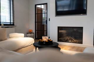 <strong>Knokke: instapklare woning met 4 slaapkamers en handelsmogelijkheden te koop op toplocatie. </strong><br /><br />Ontdek deze volledig afgewerkte woning, ideaal gelegen op de Natiënlaan 235 te Knokke. Dit ruime pand combineert wooncomfort met een uitstekende bereikbaarheid en biedt tal van mogelijkheden voor zowel gezinnen als mensen die op zoek zijn naar een tweede verblijf aan de kust. Dankzij de royale parkeerruimte en de zichtlocatie langs de Natiënlaan is dit pand bovendien ook interessant voor wie wonen wil combineren met een zelfstandige activiteit of praktijkruimte.<br /><br /><strong>Indeling: <br />Glv</strong>: Ruime inkomhal, gastentoilet, lichtrijke leefruimte met gezellige gashaard, volledig ingerichte open keuken met Smeg toestellen, slaapkamer of polyvalente ruimte die voor diverse doeleinden kan gebruikt worden, berging en een zonnige tuin met terrassen.<br /><br /><strong>1ste verdiep</strong>: 3 volwaardige slaapkamers, badkamer met ligbad en inloopdouche, toegang tot zolderverdieping.<br /><br /><strong>Troeven: </strong>
<ul><li>Volledig afgewerkt en instapklaar.</li><li>Toplocatie; nabij winkels, restaurants, het centrum van Knokke en de zee. </li><li>Parkeergelegenheid voor 10 wagens.</li><li>Uitgerust met airco en zonnepanelen. </li></ul>
Meer info? Contacteer Ayita op 0496 13 43 12.