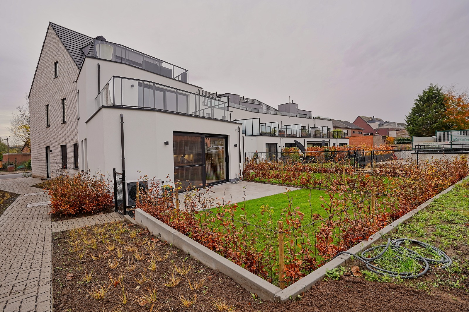 Net opgeleverd ruim nieuwbouwappartement met 2 slaapkamers en tuin in het centrum van Bornem. - photo 2