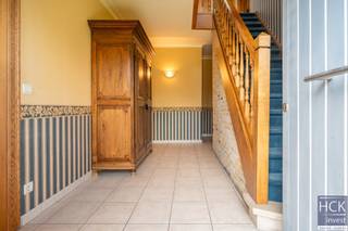 <strong>De ligging</strong><br />Deze alleenstaande villa is rustig gelegen in een <strong>residentiële omgeving</strong>, doch op amper 5 min. rijden van het centrum van Kruishoutem dewelke voorzien is van allerhande winkels, horeca en overige faciliteiten. Dankzij diverse verbindingswegen zijn de aanpalende randgemeenten Deinze/Nazareth/Gavere/Zulte/Waregem allen heel vlot bereikbaar, tevens bereikt u op amper 30. min. rijden zowel centrumstad Kortrijk als Gent. Kortom, de ligging combineert het beste van twee werelden: <strong>een rustige groene woonomgeving </strong>en <strong>goede bereikbaarheid</strong>!<br /><br /><strong>De woning</strong><br />De villa zelf is <strong>exceptioneel ruim</strong> dankzij zijn bruikbare vloeroppervlakte van maar liefst 316 m² en staat op een <strong>royaal perceel </strong>van 3550 m² groot. De woning werd ontworpen in een <strong>tijdloze stijl met een uitgesproken landelijke ziel</strong>. Binnen ademt de woning warmte en karakter, met <strong>duurzame materialen </strong>die tijdloos blijven.<br />De woning biedt vandaag drie slaapkamers, waaronder één op het gelijkvloers. Met daarenboven capaciteit voor diverse extra kamers.<br />De <strong>praktische indeling</strong> en de directe toegang vanuit de inkomhal tot de kamer beneden maken dit huis perfect voor wie wonen en werken wil combineren.<br /><br /><strong>De indeling</strong><br />Gelijkvloers: inkom - afzonderlijk toilet - living - keuken - slaapkamer - badkamer - inpandige garage annex wasplaats;<br />Verdieping 1: nachthal - 2 slaapkamers - badkamer - zolderruimte dewelke desgewenst nog kan ingericht worden;<br />Verdieping 2: niet ingerichte zolderruimte; <br />Kelder. <br /><br />Aangelegde tuin met terras en bijgebouw.<br /><br /><strong>Kenmerken</strong><br />- oppervlakte perceel: 3550 m² <br />- bruikbare vloeroppervlakte: 316 m²<br />- CV via stookolie<br />- PVC raamprofielen met dubbel glas<br />- regenwater: 10.000 liter<br />- EPC: 254 kWh/m² jaar - C-label<br /><br /><strong>Troeven</strong><br />- uitmuntend gelegen!!<br />- kraaknet onderhouden!!<br />- exceptioneel ruim!!<br />- géén renovatieplicht, asbestveilig!!<br /><br />Voor meer informatie of een bezoek reageer via het contactformulier of stuur naar info@hckinvest.be
