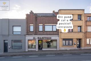Kom zeker een bezoek brengen aan deze aanrader. De perfecte instapklare kwalitatieve woning voor een groot gezin. <br />Veel ingemaakte kasten, veel berging en volledig onderkelderd.<br />Dit exclusief pand werd over de jaren perfect onderhouden door de eigenaars en biedt veel comfort. <br /><br />De winkel vooraan is perfect om als inkomhal te gebruiken. Er zijn veel ingemaakte kasten en berging. Ook ideaal voor de fietsen en de  kinderwagens en als extra troef, het houdt onmiddellijk het straatlawaai en de drukte buiten. <br /><br />Eens in de woning voelt u onmiddellijk de gezellige warme sfeer en de open ruimtes in connectie met de tuin. Vijf mooie slaapkamers met origineel parket vloer en ingemaakte kasten, een extra large leefkeuken met eethoek, een prachtige living en eetplaats met authentieke kwalitatieve elementen. De luxueuze badkamer heeft en bad en een douche. Er zijn twee toiletten, 1 boven in de badkamer en 1 beneden als gastentoilet met aparte lavabo. <br /><br />Dichtbij alle faciliteiten zoals winkels, scholen, openbaar vervoer,...<br />De tuin met tuinhuis en vijver is volledig ingesloten en omheind.<br /><br />Meer info of een bezoek, contacteer ons 0475/34.00.40<br />Wij helpen u graag verder in jullie zoektocht naar een nieuwe thuis. 