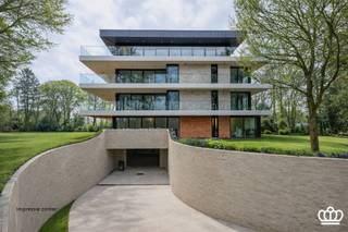 Nieuwbouw appartement in het hartje van Kalmthout op een parkdomein van 2,6 ha Niets doet vermoeden dat u zich in het bruisende hart van Kalmthout...