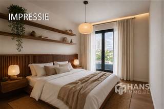 <p><span>Nieuwbouwappartement (81 m²) met 2 slaapkamers en zuid-georiënteerd terras (6 m²) in Antwerpen (2020).</span></p><p><span> </span></p><p><span>Het pand is gelegen op de hoek van twee eenrichtingsstraten. Er is een ruim aanbod aan bussen en trams beschikbaar en ook aan velo-stations is er geen gebrek in de nabije omgeving. Verder bereik je de oprit tot de snelweg in slechts enkele minuten.</span></p><p><span> </span></p><p><span>Het hoekappartement maakt deel uit van een nieuwbouwproject bestaande uit vier appartementen en wordt verkocht onder standaard registratierechten zijnde 2 of 12%! Het is gelegen op de tweede verdieping. Er is een lastenboek aanwezig en bij voltooiing van het project zal het appartement over een uiterst gunstige EPC-score A beschikken. Het appartement zal voorzien worden van een warmtepomp, vloerverwarming, ventilatiesysteem D, en zonnepanelen met 1.500 Wp (+- 1.275 kWh per jaar). De buitenmuren worden geïsoleerd met 14cm PUR, de vloerisolatie met 10cm gespoten PUR, dakisolatie 16cm PUR (platte daken) en 22cm minerale wol (tussen balken, hellende daken). Het buitenschrijnwerk wordt uitgevoerd in aluminium Reynaers. </span></p><p><span> </span></p><p><span> </span></p><p><span>Het appartement heeft een mooie oppervlakte van 81 m² en heeft een gunstige indeling. De leefruimte met open keuken is 36 m² groot en je geniet hier van veel lichtinval dankzij de ligging in de hoek van het gebouw. Van hieruit heb je ook toegang tot het zuid-georiënteerde terras (6 m²). Verder zijn er twee volwaardige slaapkamers van 12 m² en 15 m² aanwezig en ook beschikt het appartement nog over een badkamer van 7 m², een aparte wc en aparte berging (3 m²).</span></p><p><span> </span></p><p><span>Ben je op zoek naar een appartement waarin je zonder zorgen je intrek kan nemen? Mis deze kans niet! Bewoonbare opp. 81 m² ref.: bruto vloeropp. EPC. Voor meer info of een gratis schatting surf naar </span><span><span>www.hansimmo.be</span></span><span><br /><br /></span></p><p><span><br /><br /></span></p>
