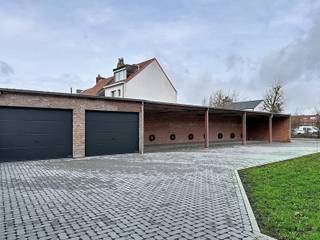 <p>Modern nieuwbouwappartement op de eerste verdieping, gelegen in de Antwerpsestraat in Reet. Dit energiezuinige appartement bevindt zich in een kleinschalig gebouw met slechts 5 appartementen, wat zorgt voor een rustige en aangename woonomgeving.<br /><br />Het appartement beschikt over een privatieve autostaanplaats waarvan de huurprijs reeds is inbegrepen, evenals een laadpaal op de parking – ideaal voor elektrisch rijden. Op het gelijkvloers is er bovendien een praktische fietsenberging voorzien.<br /><br />Comfort, duurzaamheid en een uitstekende ligging worden hier perfect gecombineerd.<br /><br />- Het EPB-certificaat is in aanvraag/in opmaak.<br />- De maandelijkse kosten bedragen €60<br /><br /><br /></p>