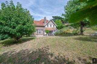 Uiterst charmante villa, rustig gelegen in één van de gegeerde paadjes in het Zoute op wandelafstand van de zee. Heel zonnige tuin rondom de villa. De villa staat op de inventaris van het bouwkundig erfgoed.Staanplaatsen voor meerdere wagens. Renovatieproject met mogelijkheden.