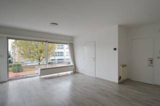 <h3>Gunstig gelegen appartement met twee slaapkamers en autostaanplaats in Merksem</h3>
<p>In een rustige woonwijk van Merksem vind je dit instapklare appartement op de eerste verdieping, met twee slaapkamers, een autostaanplaats én toegang tot een gemeenschappelijke tuin. Dankzij de EPC-score B geniet je hier van een energiezuinige woonervaring.</p>
<p><strong>Indeling van het appartement:</strong></p>
<ul>
<li>
<p><strong>Lichtrijke leefruimte</strong> met voldoende plaats voor een gezellige zithoek en eethoek.</p>
</li>
<li>
<p><strong>Volledig uitgeruste keuken</strong> voorzien van een keramische kookplaat, oven, vaatwasser, spoelbak en aansluitingen voor een wasmachine.</p>
</li>
<li>
<p><strong>Inkomhal</strong> met praktische vestiairekast.</p>
</li>
<li>
<p><strong>Apart toilet</strong> met handenwasser.</p>
</li>
<li>
<p><strong>Twee slaapkamers</strong>, beide voorzien van rolluiken en handige bergruimte.</p>
</li>
<li><strong>Bergruimte met maatkast.</strong></li>
<li>
<p><strong>Badkamer</strong> met bad/douchecombinatie, enkele lavabo in meubel en een handdoekendroger.</p>
</li>
<li>
<p><strong>Gemeenschappelijke tuin</strong>, ideaal om van de buitenlucht te genieten.</p>
</li>
<li>
<p><strong>Privatieve autostaanplaats in de kelder</strong>, inbegrepen in de huurprijs.</p>
</li>
<li>
<p>Verwarming op aardgas.</p>
</li>
<li>
<p><strong>Geen lift aanwezig.</strong></p>
</li>
</ul>
<p><strong>Huurprijs:</strong> € 980 per maand<br /><strong>Vaste kosten:</strong> € 70 per maand, voorschot privé waterverbruik.</p>
<p>Dit appartement combineert comfort, praktische indeling en een gunstige locatie in Merksem. Ideaal voor wie op zoek is naar een energiezuinige en instapklare woonst met buitenruimte en parking. Interesse? Bel ons vandaag nog op <strong>03 535 12 75</strong> voor een bezoek ter plaatse.</p>
<p><strong>Verhuurvoorwaarden:</strong><br />De ingaande plaatsbeschrijving wordt opgemaakt door een extern expertisebureau voor een prijs van <strong>€ 250 incl. 21% btw</strong>. Bij vertrek wordt opnieuw een plaatsbeschrijving opgemaakt aan <strong>€ 181,50</strong>. De <strong>waarborg bedraagt drie maanden huur</strong> en wordt gestort op een geblokkeerde rekening bij <strong>Korfine</strong>.<br /><strong>De vermelde “bewoonbare oppervlakte” (81 m²) is gebaseerd op de “bruikbare vloeroppervlakte” zoals vermeld in het EPC.</strong></p>
<p></p>