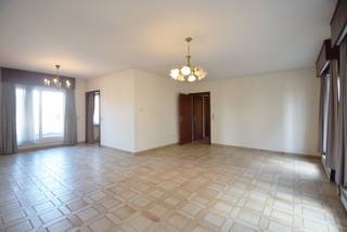 <span><span>In het hart van <strong>Diksmuide</strong>, op wandelafstand van winkels, scholen, openbaar vervoer en horeca, bevindt zich dit ruime appartement met <strong>drie slaapkamers</strong>.<br /><br />Het appartement biedt een lichtrijke woonkamer met grote ramen, toegang tot een ruim <strong>terras </strong>en een gezellig uitzicht op het centrum. De aparte keuken en badkamer zijn eenvoudig ingericht, maar praktisch in gebruik. Dankzij de drie slaapkamers is dit appartement ideaal voor een gezin, of wie extra ruimte zoekt voor een bureau of hobby.<br /><br />Verder beschikt het appartement over een kleine berging en een apart toilet.<br /><br /><u>Troeven:</u></span></span>
<ul>
	<li><span><span>Centrale ligging in Diksmuide;</span></span></li>
	<li><span><span>3 slaapkamers;</span></span></li>
	<li><span><span>Lichtrijke leefruimte;</span></span></li>
	<li><span><span>Snel beschikbaar.</span></span></li>
</ul>
<span><span>Bent u op zoek naar een betaalbaar en ruim appartement in het centrum van Diksmuide? Neem dan zeker contact met ons op voor meer informatie of een bezoek.</span></span>