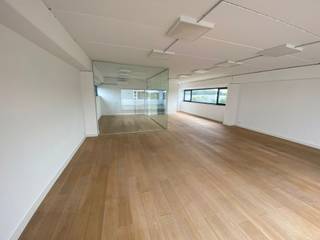 - KANTOOR/SHOWROOM<br />- MAGZIJN/OPSLAGPLAATS<br />- STRATEGISCHE LIGGING<br />- ONMIDDELIJK BESCHIKBAAR<br />- PARKEERPLAATSEN BESCHIKBAAR