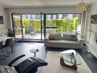VOLLEDIG GERENOVEERD, INSTAPKLAAR appartement (ca 90m²) op de benedenverdieping in historisch centrum Antwerpen, in AUTOLUWE straat. <br />Mogelijkheid tot aankoop PARKING met LAADPAAL (€37.500) <br />Zeer lichtrijke leefruimte, 2 ruime slaapkamers, moderne – volledig vernieuwde keuken en volledig vernieuwde badkamer (ligbad/douche). <br />Zeer ZONNIG TERRAS terras 21m². Grote gemeenschappelijke, rustige binnentuin. <br />Energiezuinig-EPC B. Ideaal voor wie centraal, comfortabel en vooral RUSTIG WIL WONEN OP TOPLOCATIE (mobiscore 9,7/10) in centrum Antwerpen!<br />Verder beschikt het appartement over een gastentoilet, een mooie inkomhal met gesloten vestiaire en praktische berging met was-en droogkastvoorziening. Tevens een gemeenschappelijke fietsberging, toegang parking met elektr. poorten, met afstandsbediening. Toegangscontrole met videofonie, alarminstallatie en inkomdeur met veiligheidsslot.<br />Mogelijkheid tot aankoop ondergrondse PARKING met private elektr. LAADPAAL. (€37.500)<br />Troeven:<br />•Bewoonbare opp ca 90m²- gerenoveerd &amp; instapklaar<br />•Ruim,zonnig terras 21m²<br />•2 ruime slaapkamers<br />•EPC energiezuinig B<br />•Individuele meters gas, elektr. en water<br />•Nieuwe gasbrander op wifi en vernieuwde schouw <br />•Toegangscontrole met videofonie, alarminstallatie en inkomdeur met veiligheidsslot.<br />•Benedenverdieping, rustig rond grote binnentuin<br />•Optie parking met elektr. laadpaal (€39.500)<br />Interesse? Maak afspraak voor een vrijblijvend bezoek: lievenmaes123@gmail.com<br /><br />